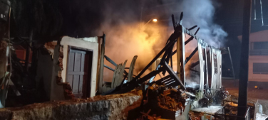 Notícia - [Vídeo] Incêndio destrói casa em Urussanga