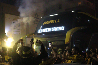 Notícia - Torcida do Criciúma faz festa na chegada da delegação antes do jogo contra o São Paulo