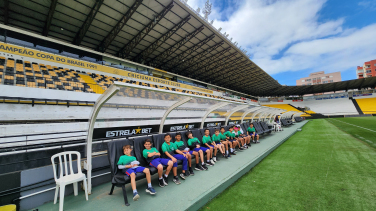 Notícia - Crianças do Bairro da Juventude vivenciam sonho ao visitar estádio do Criciúma