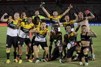 Notícia - Criciúma vence o Botafogo/SP e volta para casa mais perto do G-4