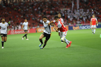 Notícia - Com um jogador a menos, Criciúma é derrotado pelo Internacional e fica a três pontos do Z4 