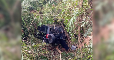 Notícia - Motorista é resgatada após sair da pista e cair em área de mata na SC-108