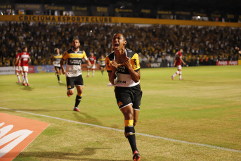 Notícia - Criciúma bate o CRB por 3 a 1 e garante vaga no G4 da Série B