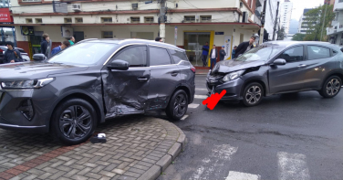 Notícia - Colisão entre dois carros termina com atropelamento em Criciúma
