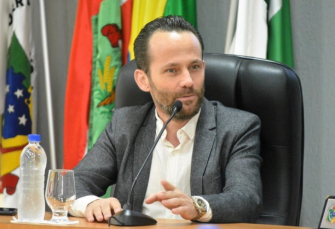 Notícia - Jair Nandi toma posse como prefeito interino de Urussanga