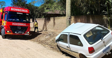 Notícia - Saída de pista seguida de colisão deixa duas vítimas em Armazém