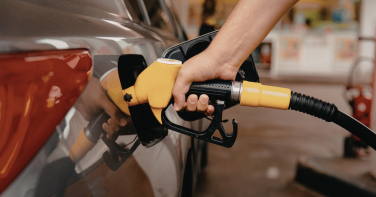 Notícia - Diesel fica mais barato a partir desta segunda-feira após desconto da Petrobras