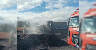 Notícia -     Caminhão pega fogo em mineradora e mobiliza força-tarefa em Lauro Müller