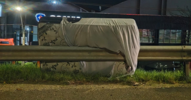 Notícia - Motorista fica ferido após passar sobre colchão na BR-101, em Tubarão