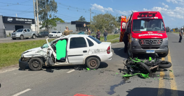 Notícia - Motociclista fica em estado crítico após colisão com carro em Araranguá