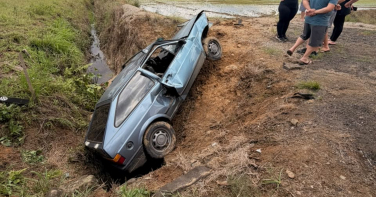 Notícia - Mulher de 53 anos fica presa às ferragens após carro sair da pista em Criciúma