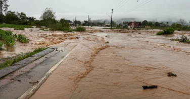 Notícia - Rio transborda, divide cidade ao meio e deixa famílias ilhadas em SC