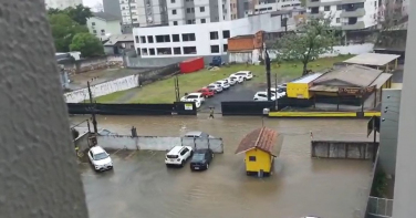 Notícia - Chuva provoca alagamentos em ruas de Criciúma e avança para região do Estádio Heriberto Hülse