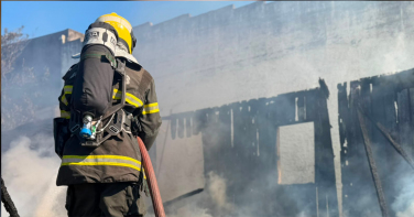 Notícia - Incêndio atinge casa abandonada e mobiliza equipes dos Bombeiros em Criciúma