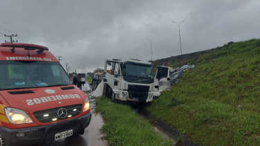 Notícia - Caminhão sai da pista na BR-101 em Sangão