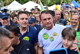 Notícia - Em Criciúma, Bolsonaro toma café, circula e discursa na Nereu Ramos; fotos e vídeos