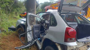 Notícia - Motorista colide com poste e fica presa às ferragens