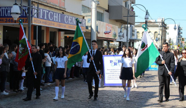 Notícia - Urussanga celebra a Pátria com desfile na Praça Anita Garibaldi