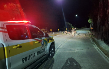 Notícia - Queda de barreira deixa o trânsito em meia pista na Serra do Rio do Rastro