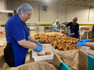 Notícia - [Vídeo] Cheiro e gostinho abençoado:  Fábrica de Sonhos mira 100 mil unidades no Cerco de Jericó