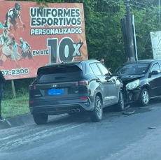 Notícia - Acidente frontal entre dois carros complica trânsito na Avenida Luiz Rosso, em Criciúma
