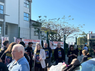 Notícia - Família de empresário assassinado pede justiça em frente ao Fórum de Criciúma