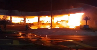 Notícia - ((Vídeo)) Loja de materiais de construção pega fogo em Içara