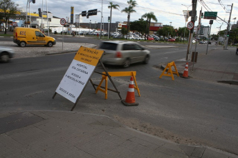 Notícia - Canal em obras, rua fechada
