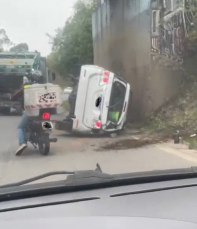 Notícia - [Vídeo] Acidente com capotamento deixa trânsito lento na região do Sangão