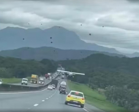 Notícia - [Vídeo] Avião faz pouso forçado entre carros na BR-101 em SC