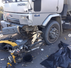 Notícia - Mãe e filho morrem em acidente entre moto e caminhão