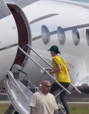 Notícia - De chinelos e marmita na mão, Katy Perry é vista no aeroporto de Florianópolis