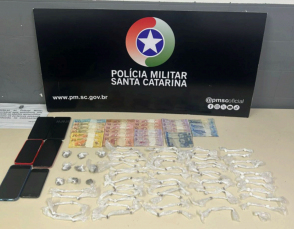 Notícia - Quatro são presos e adolescente é apreendida por tráfico em Criciúma