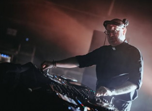 Notícia - [Vídeo] Padre DJ transforma praça da Catedral em pista de rave