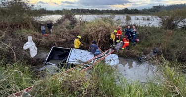 Notícia - Carro capota e fica parcialmente submerso em sanga na BR-101
