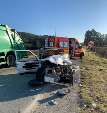Notícia - Acidente entre caminhão de lixo e carro deixa um morto e dois feridos em Maracajá