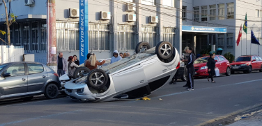 Notícia - Carro capota e deixa trânsito lento no Centro de Criciúma