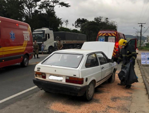 Notícia - Acidente entre carro e caminhão deixa mulher ferida em Gravatal