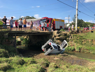 Notícia - Motorista perde o controle de veículo e cai de ponte