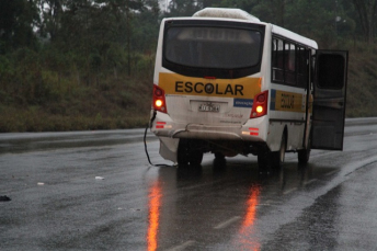 Notícia - Acidente entre carro e van no Anel Viário