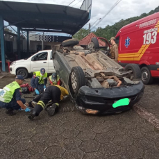 Notícia - Urussanga: motorista é levada ao hospital após capotamento