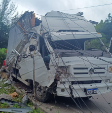 Notícia - Garopaba: caminhão colide com poste e motorista não fica ferido