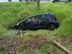 Notícia - Balneário Gaivota: capotamento de carro deixa motorista ferido