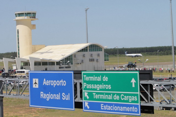 Notícia - Temporal provoca atraso em voo no aeroporto de Jaguaruna