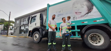 Notícia - Encantado pelo caminhão da coleta, menino de Araranguá recebe visita especial