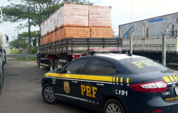Notícia - PRF flagra 26 toneladas de excesso de peso na BR-101