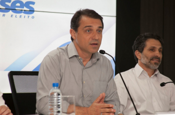 Notícia - Governador abre mão de aviões e vai coloca-los à venda