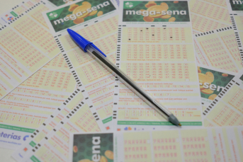 Notícia - Concurso 3009 da Mega-Sena: veja os números sorteados neste sábado (16)
