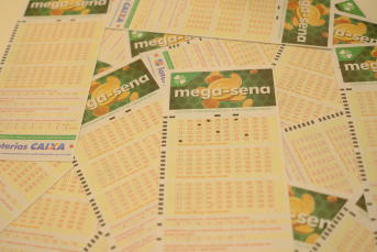 Notícia - Concurso 3021 da Mega-Sena: veja os números sorteados neste sábado (20)