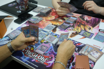 Notícia - Loja de jogos de cartas vira refúgio contra as telas e reúne gerações em cidade de SC